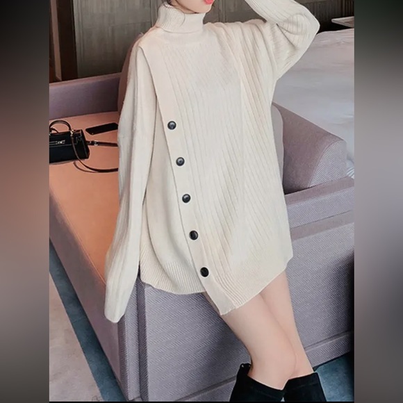 High-Low Long Sleeves Asymmetric Buttoned High-Neck Knitwear  Sweater - Picture 2 of 4